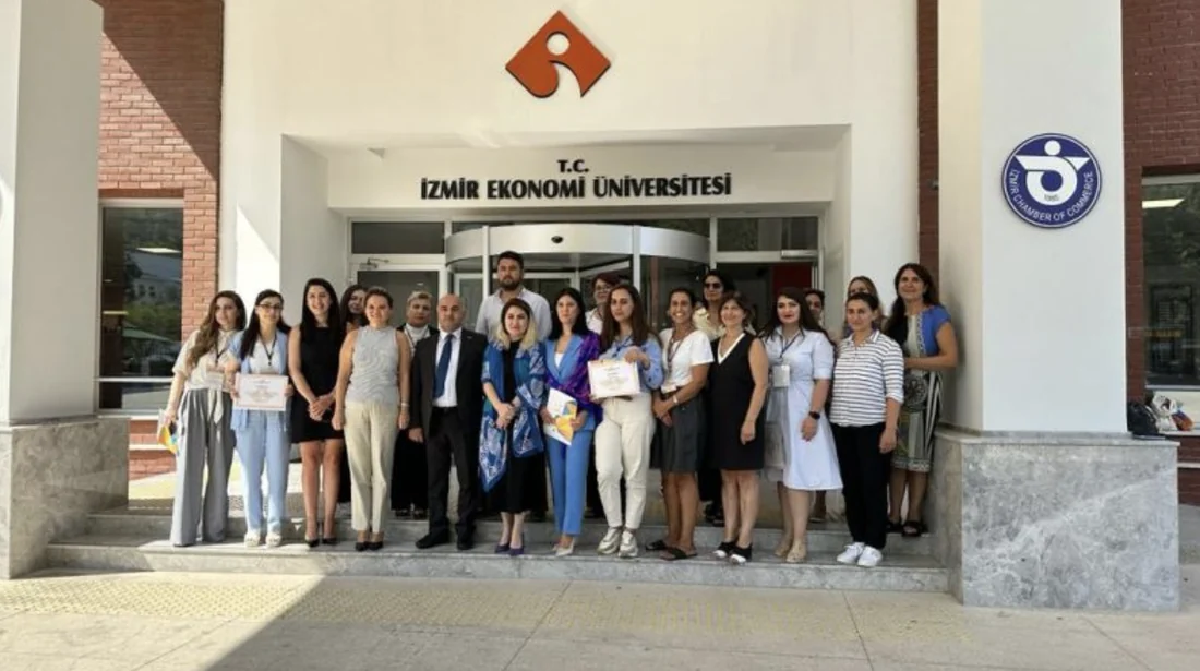 İzmir Ekonomi Üniversitesi önünde Eğitim Treni katılımcıları